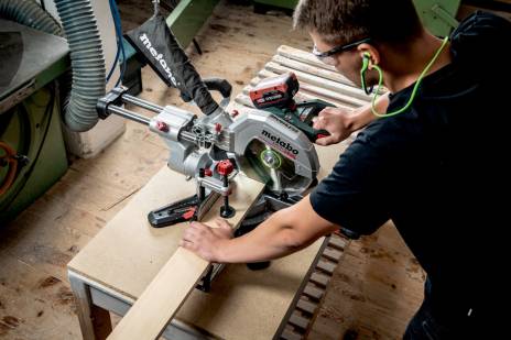 METABO Akku-Kappsäge KGS 18 LTX BL 254 mit Zugfunktion, 1x4,0 AH Akku + Ladegerät