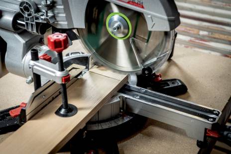 METABO Akku-Kappsäge KGS 18 LTX BL 254 mit Zugfunktion, 1x4,0 AH Akku + Ladegerät